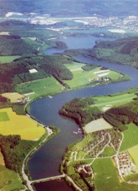 Sauerland: der Hennesee bei Meschede ist eine beliebte Ferienregion.